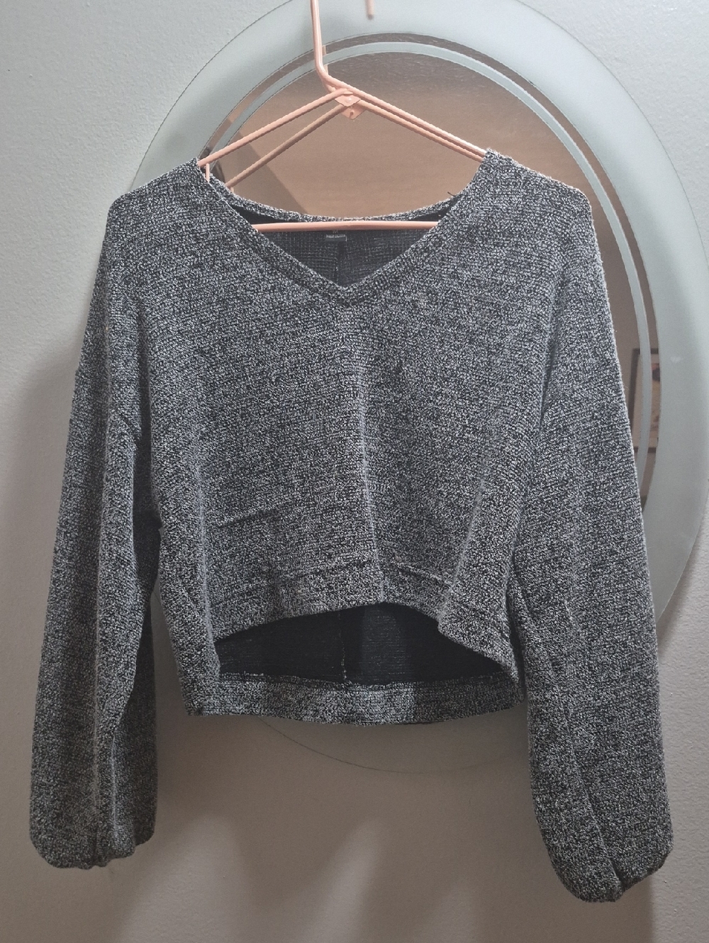 NWOT HYFVE Crop V Neck Knit Long Sleeve Top. Womens Medium. B/W